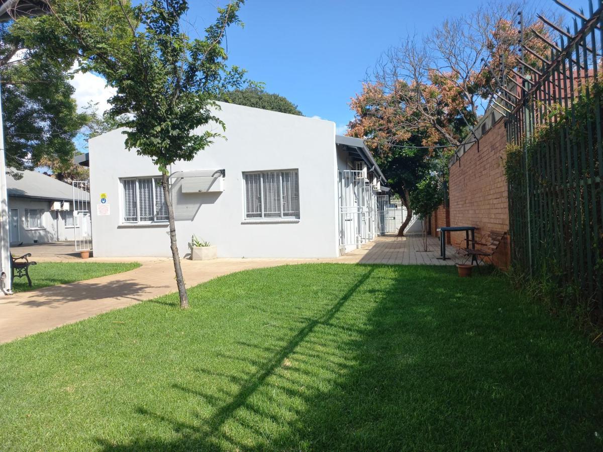 Triple9 Hatfield Guesthouse Претория Экстерьер фото